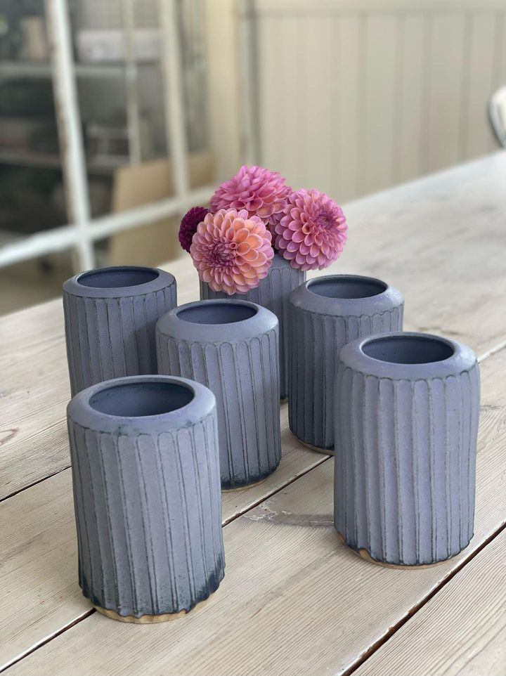 Keramikvase mit Rillen in blau