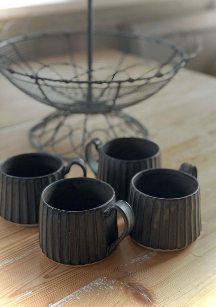 Keramikbecher mit Nuten und Griff in schwarz