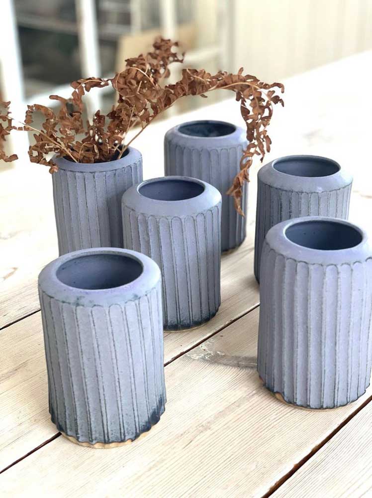 Keramikvase mit Rillen in blau