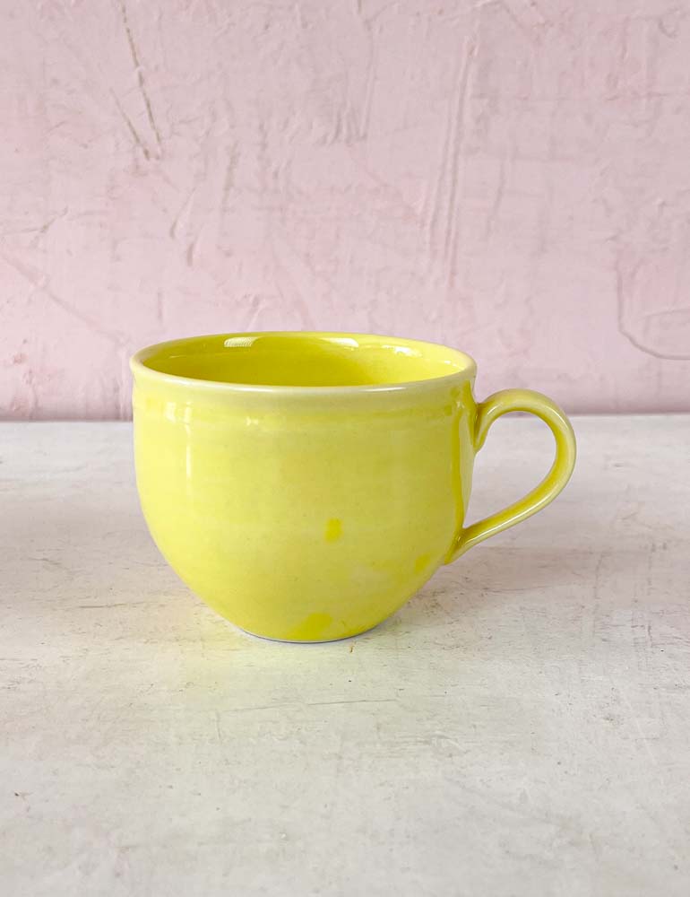 Keramikbecher mit kleinen Griffen