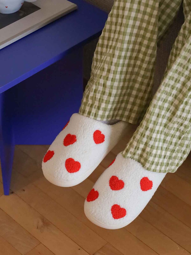 Schuhe weiß mit kleinen roten Herzen