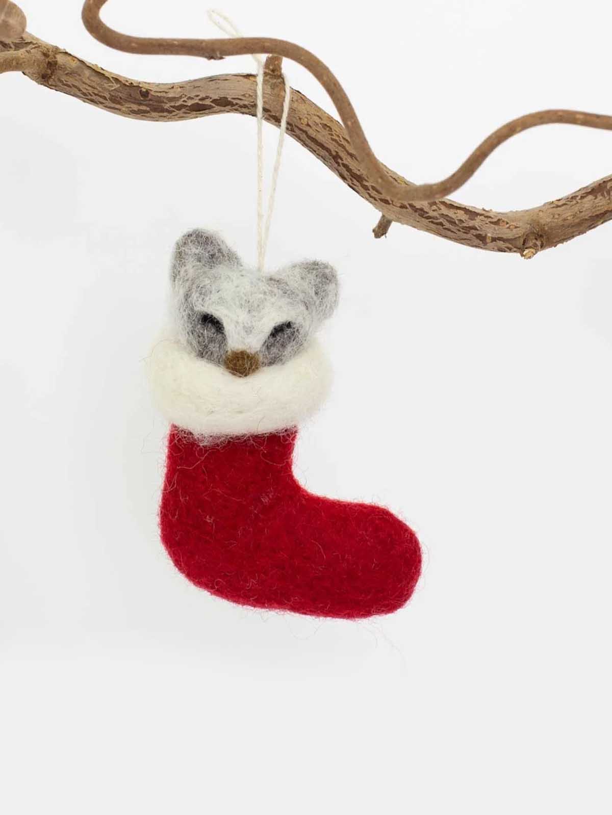 Weihnachtsdekorationen, fairer Handel, Waschbär in Socken, Weihnachtsdekorationen in Wolle.