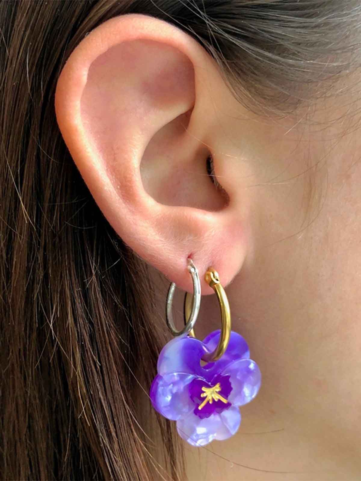 lila Ohrringe mit Stiefmutter Blumen cou cou suzette