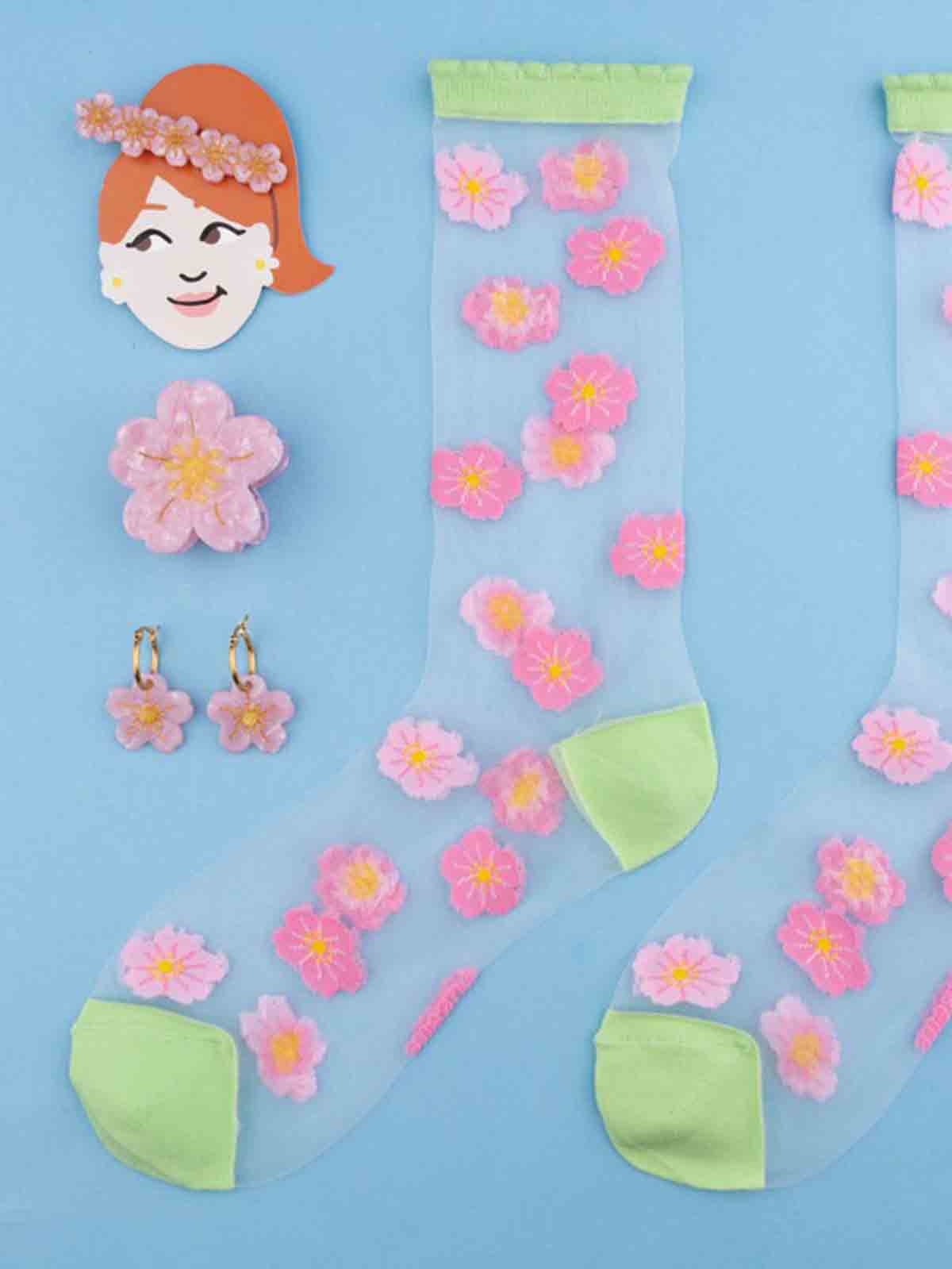 Schmuck und Strümpfe mit Kirschblüten
