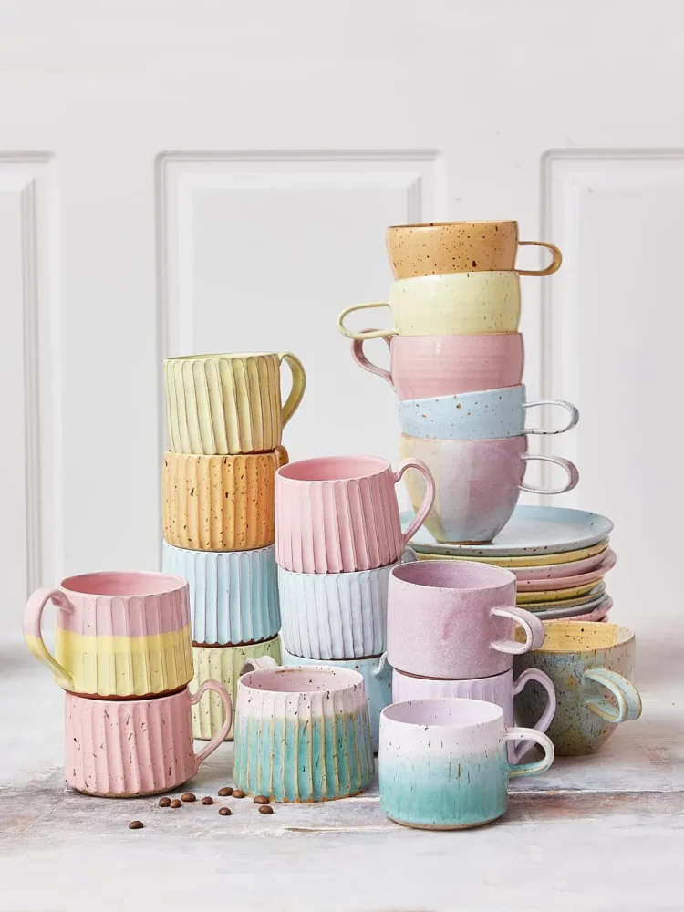 Remix von Sofie handgemachte Keramikbecher mit Griff, Keramikbecher, Keramikbecher, Tasse, handgemachte Keramik, handgedrehte Keramik, Thilde graulund Keramik, Remix von Sofie, Tisch-Einstellung, Heiminnenraum, Keramik