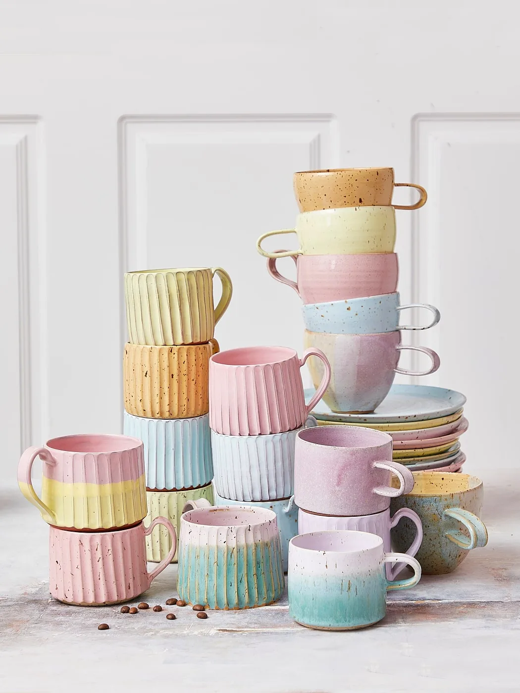 Remix von Sofie handgemachte Keramikbecher mit Griff, Keramikbecher, Keramikbecher, Tasse, handgemachte Keramik, handgedrehte Keramik, Thilde graulund Keramik, Remix von Sofie, Tisch-Einstellung, Heiminnenraum, Keramik