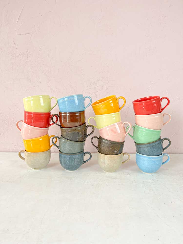 Keramikbecher mit kleinem Griff, Keramikbecher, Keramikbecher, Tassen, Tassen, handgemachte Keramik, handgewendete Keramik, Thilde graulund Keramik, Remix durch Sofie, Tischdecken, Gehäuseinnenraum, Keramik