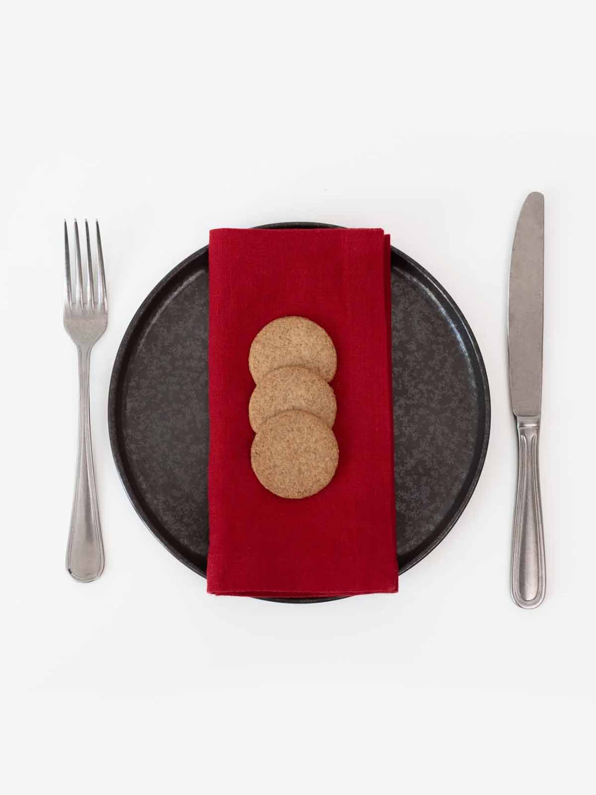 rote Weihnachtsservietten in Leinen