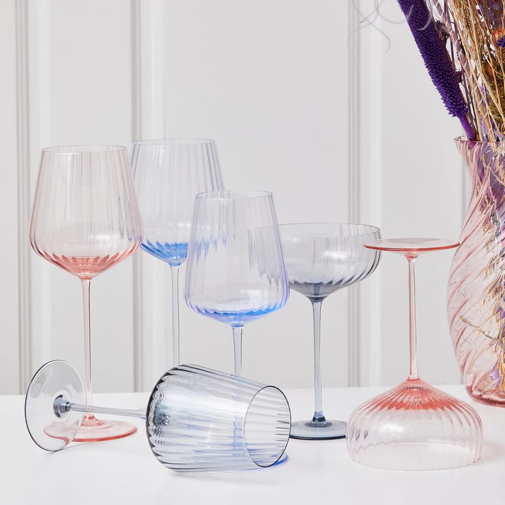 Mundgeblasene Weingläser, Rotweingläser und Champagnerschalen in hellblau und rosa