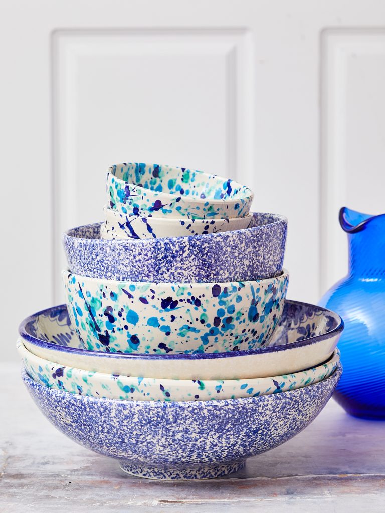 Granitblau, friedfertig. Tapasschalen, Schüsseln, Servierschüsseln, Salatschüsseln, Müslischalen, Frühstücksschalen, Spirale Krug royal blue aus anna von lipa, Granitblau, pacific Teller, Teller, bunte Bohrerabdeckung, Keramikplatten, Teller, Schalen, familianna Keramik, familianna Keramik, familianna, dänisches Design, spanische Keramik, Remix von sofie