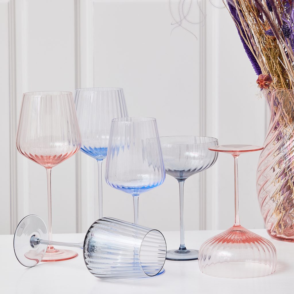 Wein- und Champagnergläser in Blau und Rosa – Remix von Sofie