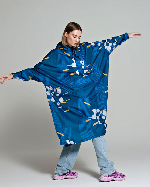 Rainkiss Regenponcho aus recyceltem Kunststoff. Japanische Blüten in Blau