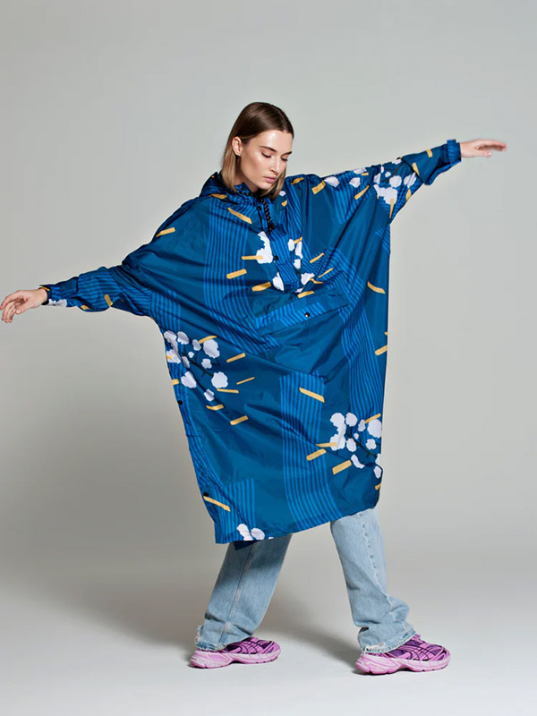 Rainkiss Regenponcho aus recyceltem Kunststoff. Japanische Blüten in Blau