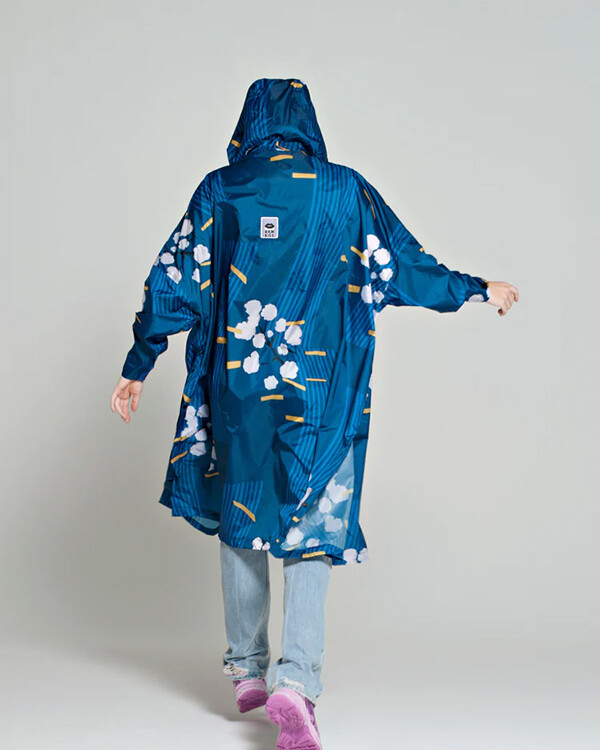 Rainkiss Regenponcho aus recyceltem Kunststoff. Japanische Blüten in Blau