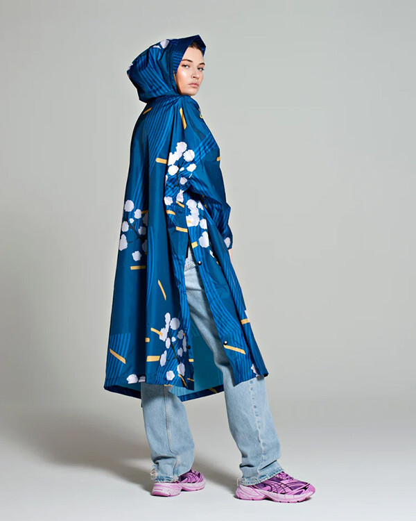 Rainkiss Regenponcho aus recyceltem Kunststoff. Japanische Blüten in Blau