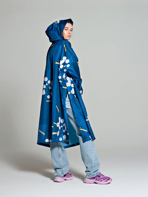 Rainkiss Regenponcho aus recyceltem Kunststoff. Japanische Blüten in Blau