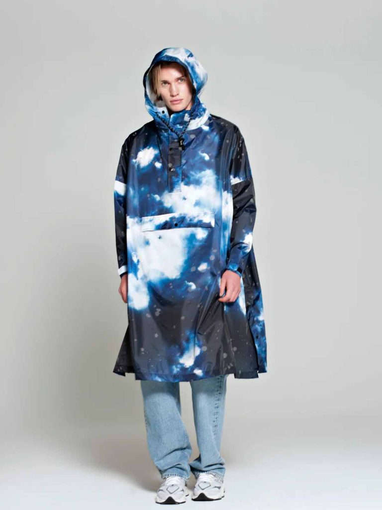 Rainkiss - Regen in recyceltem Kunststoff bei Remix von Sofia