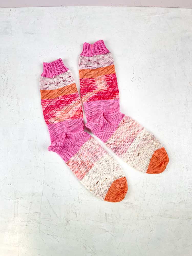 Handgestrickte Socken aus Wolle