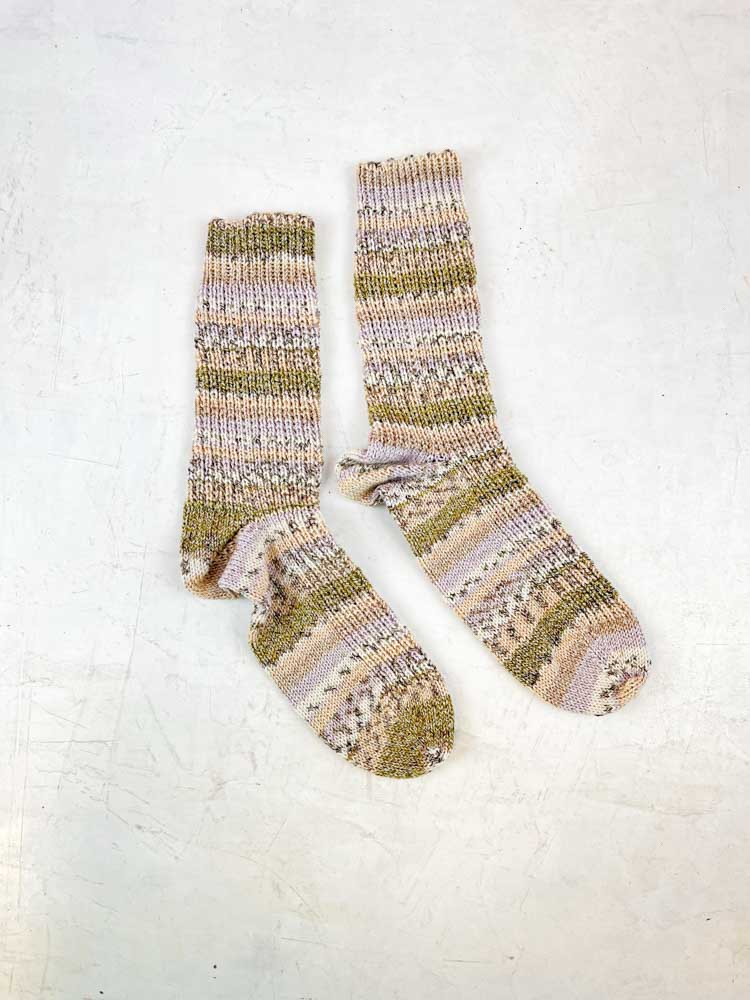 Handgestrickte Socken aus Wolle