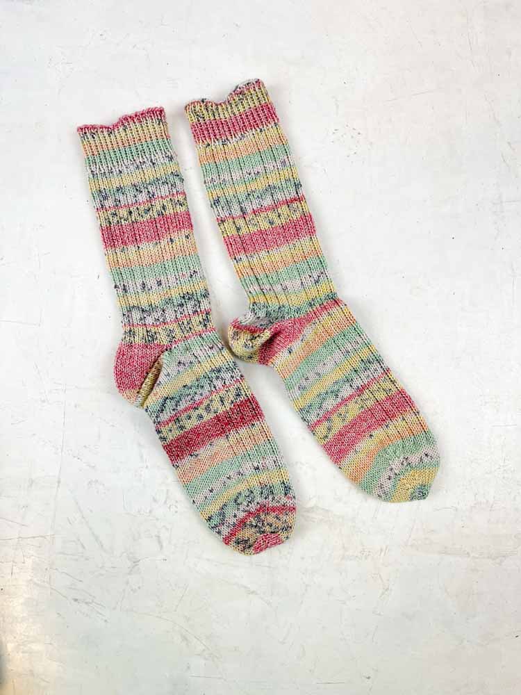Handgestrickte Socken aus Wolle