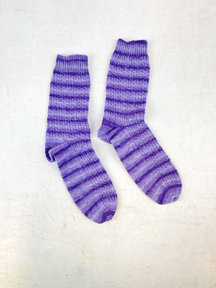 Handgestrickte Socken aus Wolle