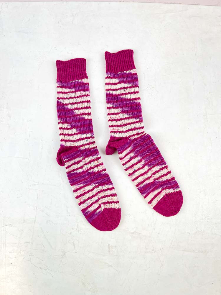 Handgestrickte Socken aus Wolle