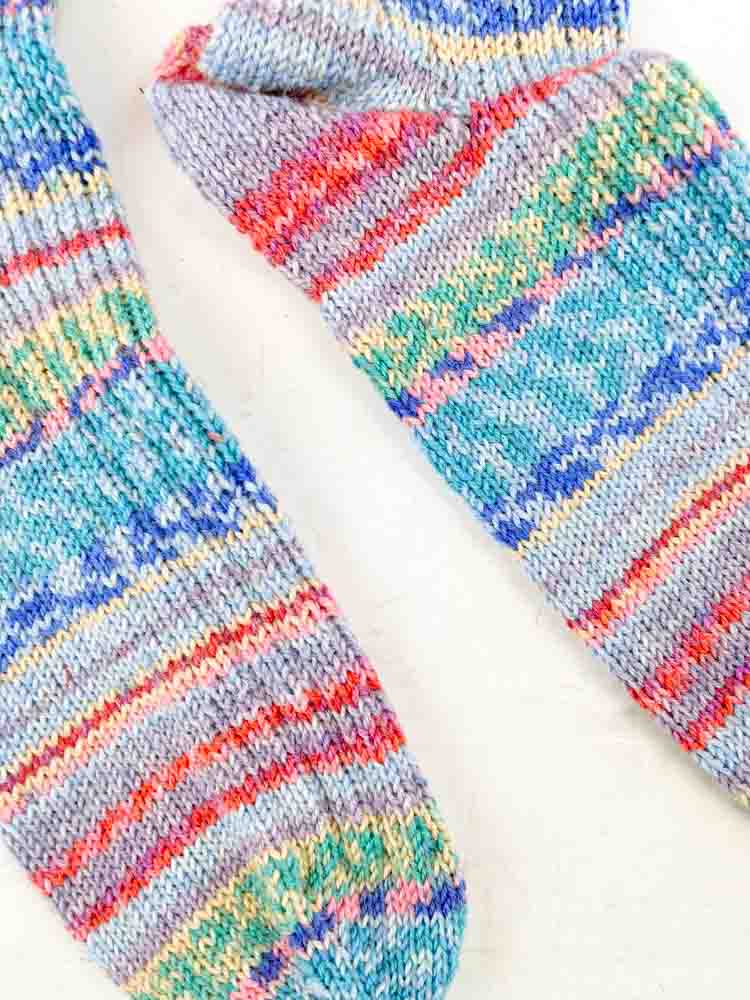 Handgestrickte Socken aus Wolle