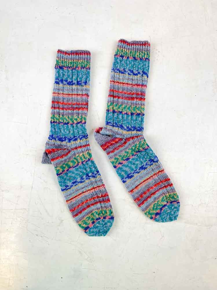 Handgestrickte Socken aus Wolle