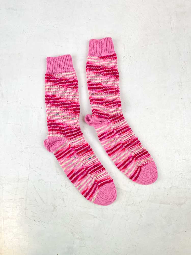Handgestrickte Socken aus Wolle