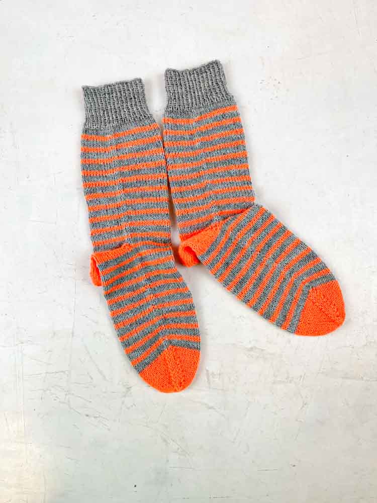 Handgestrickte Socken aus Wolle