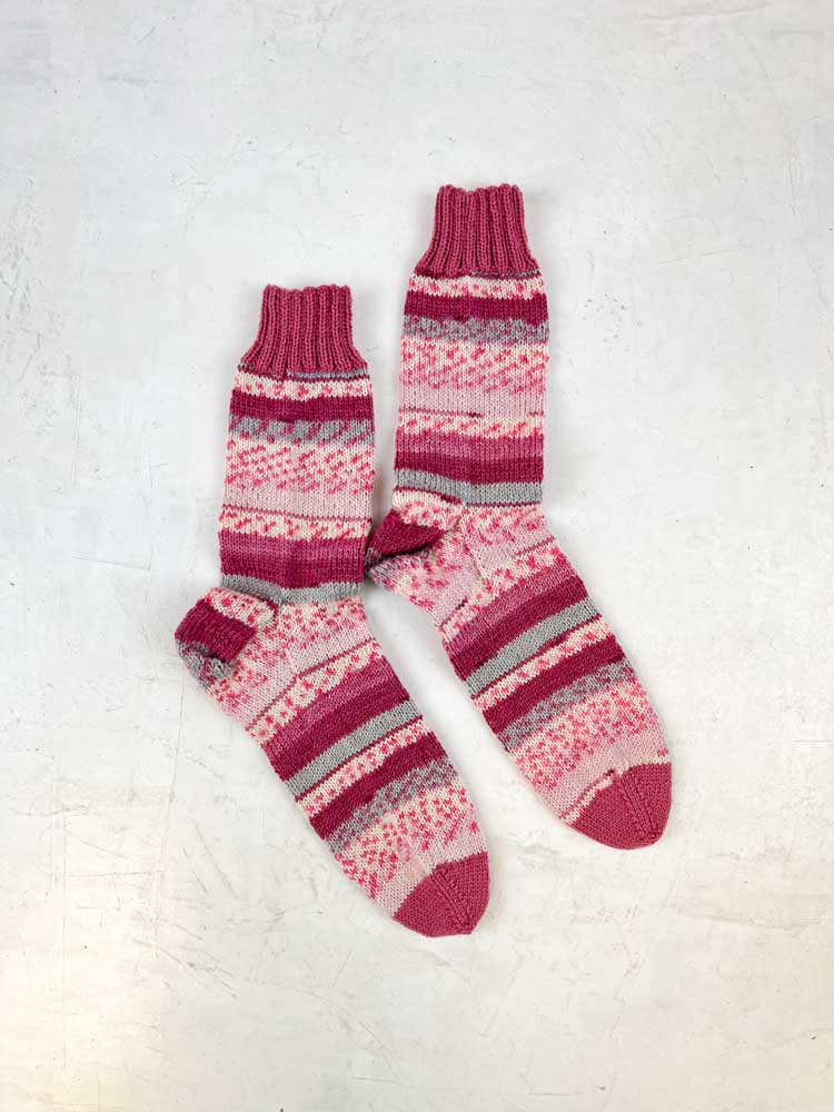 Handgestrickte Socken aus Wolle