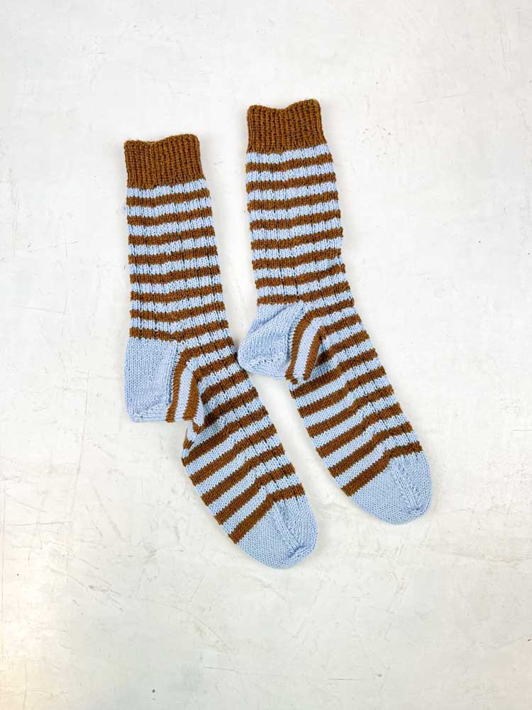 Handgestrickte Socken aus Wolle