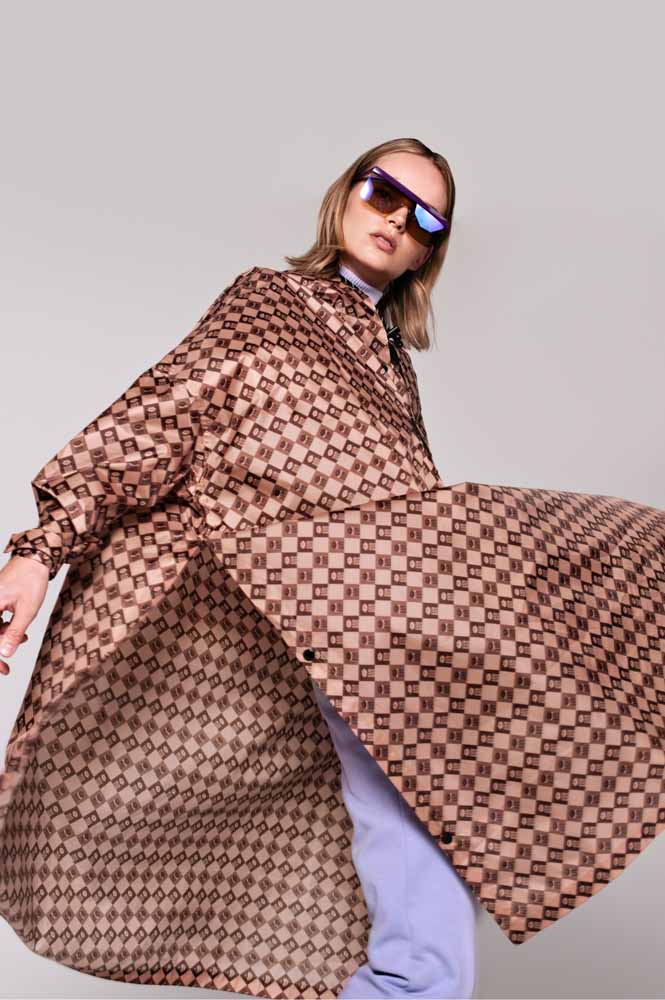 Rainkiss Regen Poncho in recyceltem Kunststoff Digi Damier in Braun