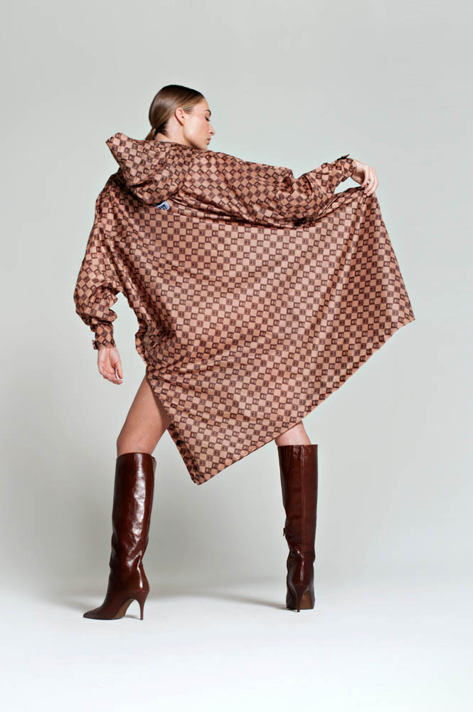 Rainkiss Regen Poncho in recyceltem Kunststoff Digi Damier in Braun