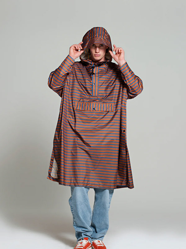 Regen Eis Regen Poncho aus recyceltem Kunststoff Stadt Brenton braun mit blauen Streifen