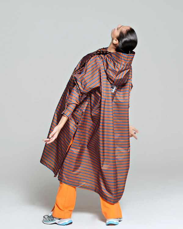 Regen Eis Regen Poncho aus recyceltem Kunststoff Stadt Brenton braun mit blauen Streifen