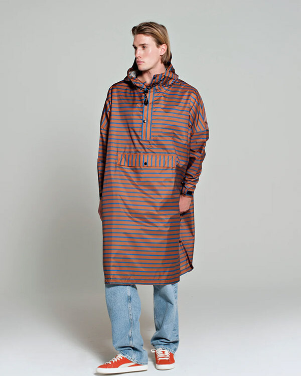 Regen Eis Regen Poncho aus recyceltem Kunststoff Stadt Brenton braun mit blauen Streifen