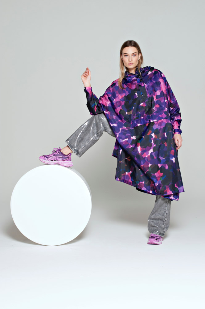 Rainkiss regen Poncho in recycelten Kunststoff-Stadtlichter in lila