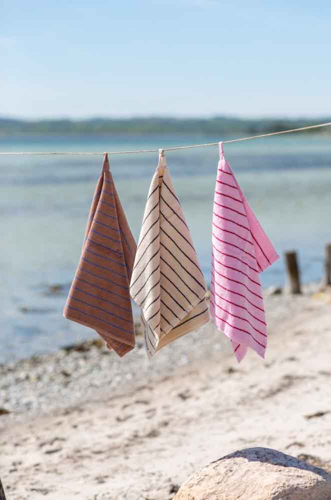 Badetuch in rosa mit Streifen von Bongusta