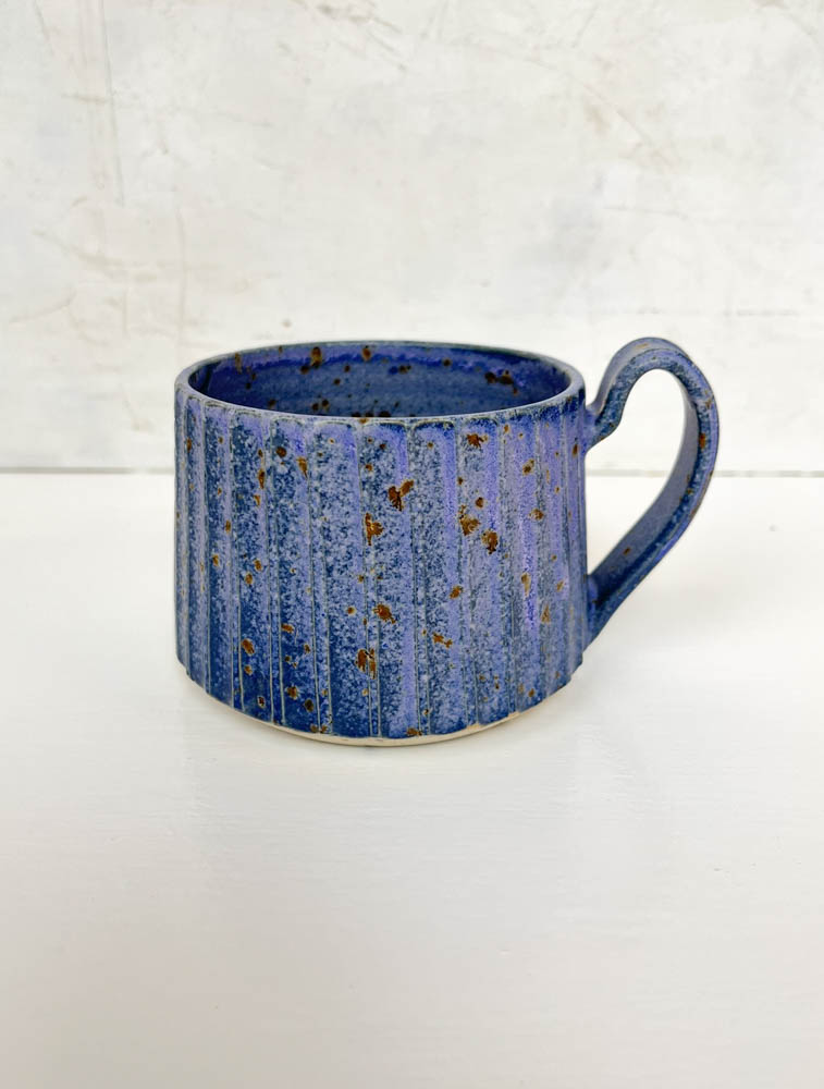 gerillte Keramik Tasse mit Griff in blau