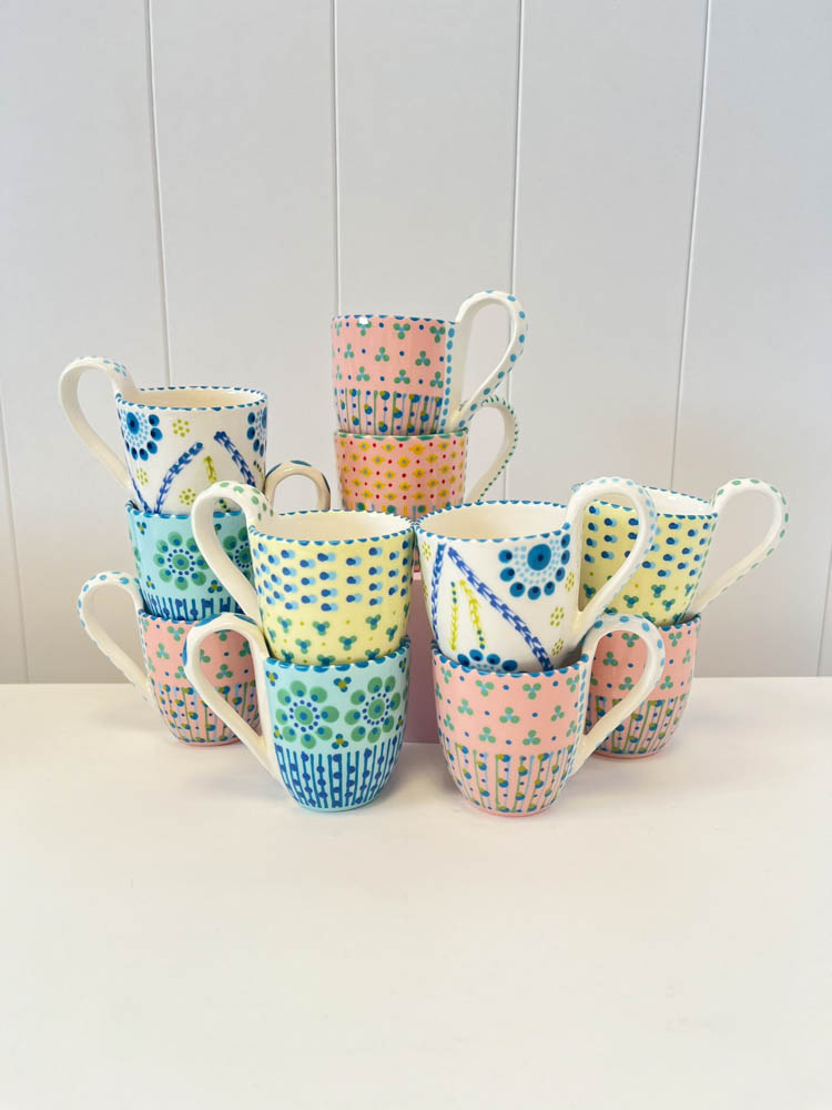 eine Tasse mit einem Griff aus Steinzeug aus Töpferarbeit
