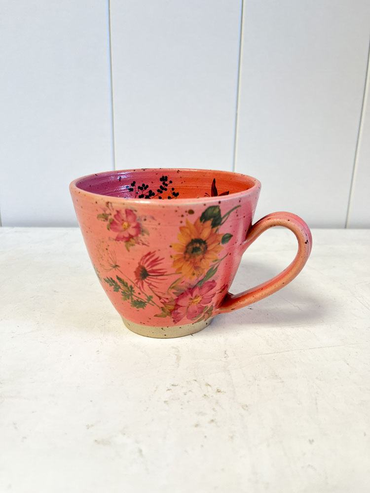rosa Tasse mit Griff aus Remix von Sofia
