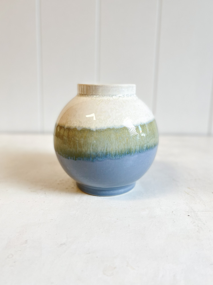 kleine Keramikkugelvase lena pedersen in blau-grau und creme