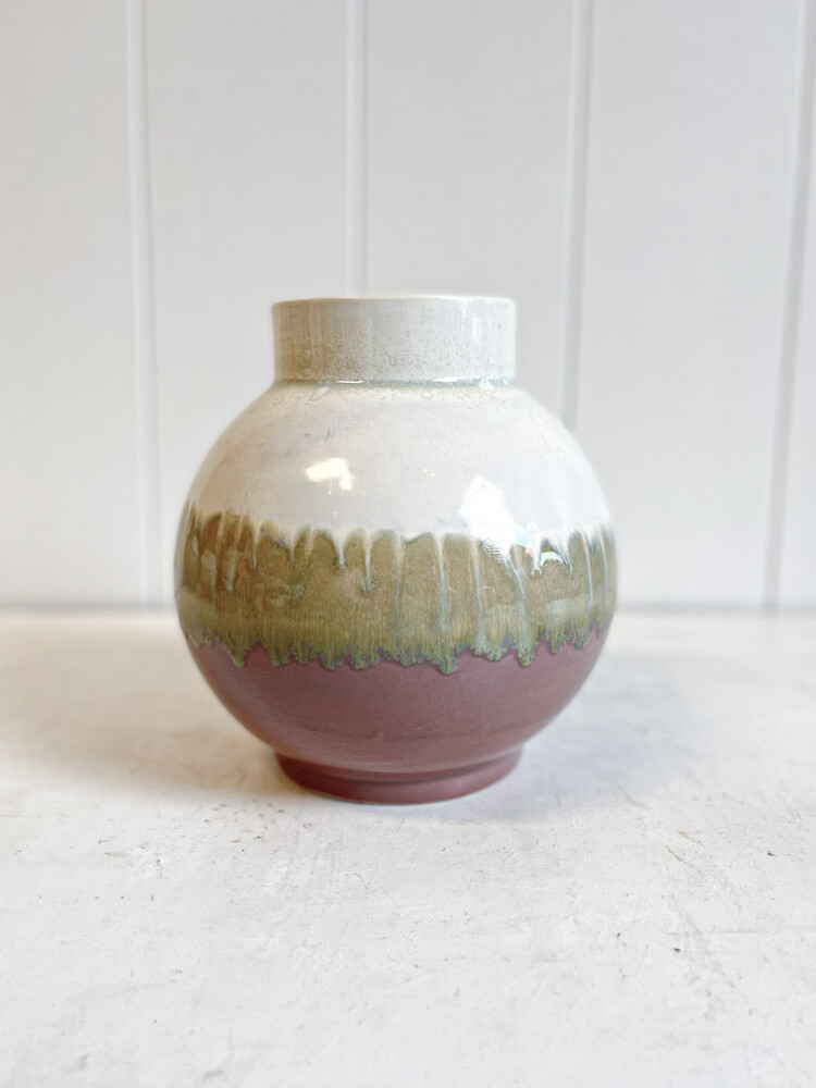 kleine Keramikkugelvase lena pedersen in dunkelrosa und creme