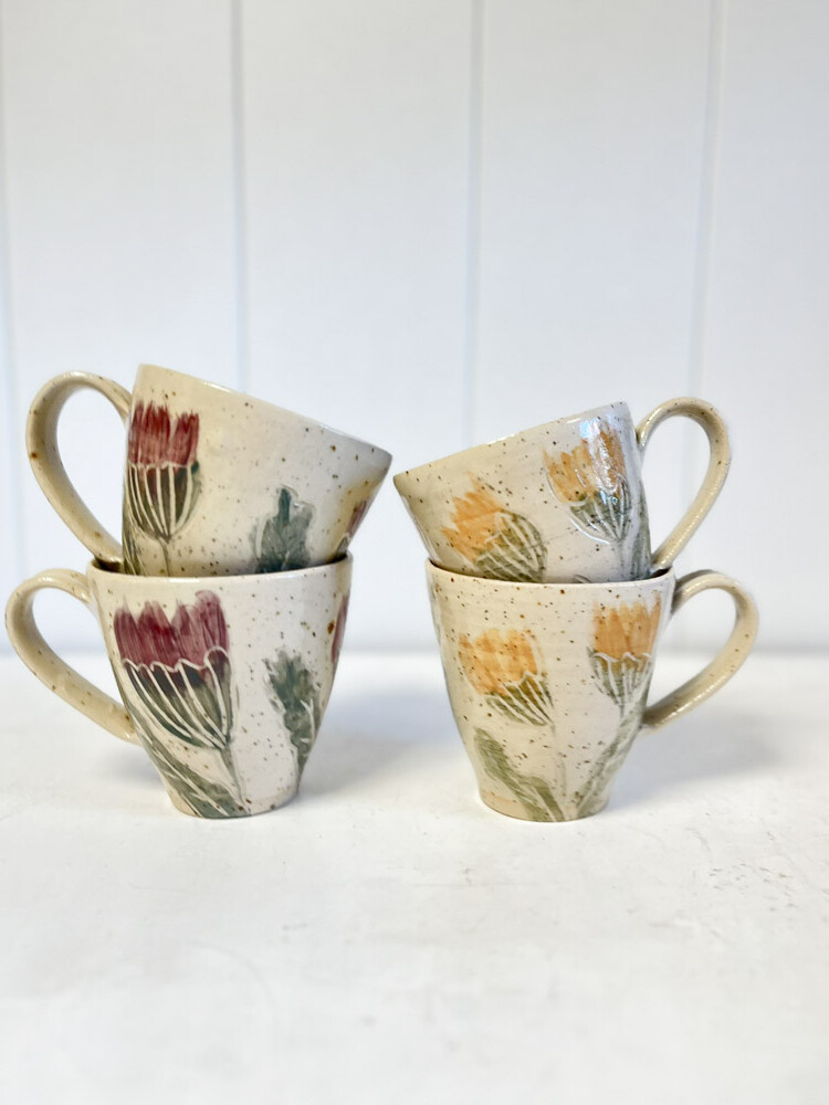 Tasse aus Keramik mit Griff und gelben Blüten