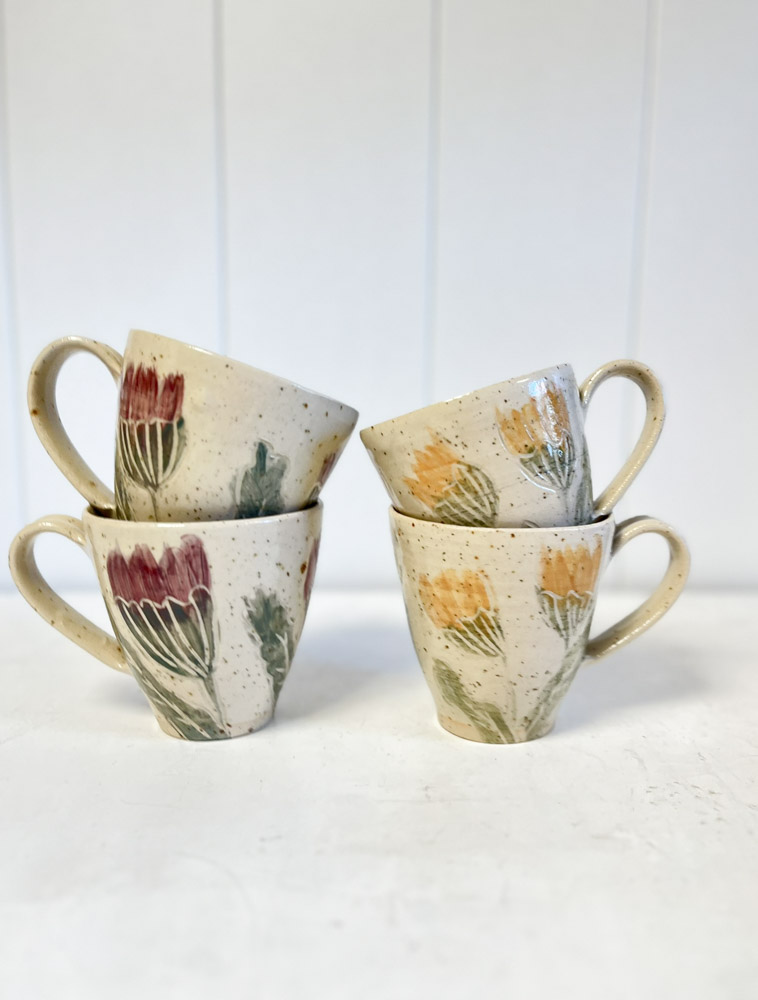 Tasse aus Keramik mit Griff und gelben Blüten