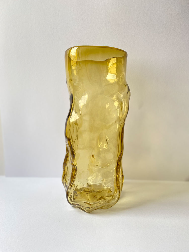 mundgeblasene Lockenvase in transparentem Bernstein von Marie Retpen