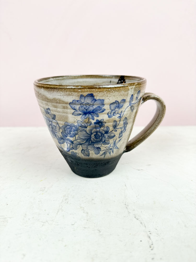 Becher mit Griff aus dunklem Steinzeug - von Sofia Korolina weiß mit blauen Blüten