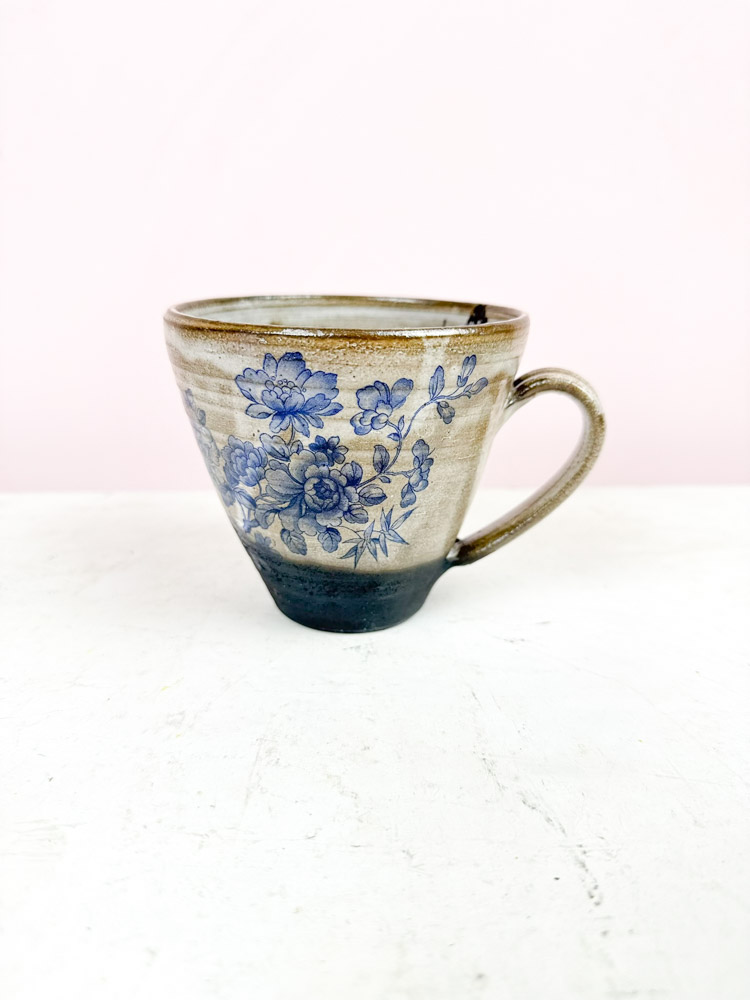 Becher mit Griff aus dunklem Steinzeug - von Sofia Korolina weiß mit blauen Blüten
