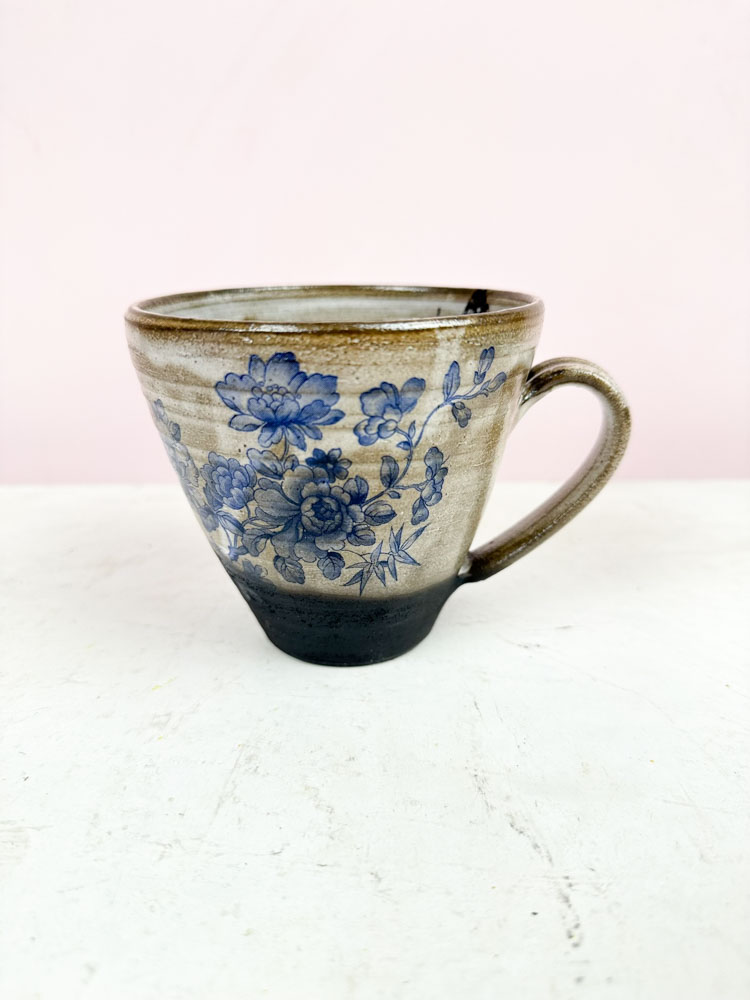 Becher mit Griff aus dunklem Steinzeug - von Sofia Korolina weiß mit blauen Blüten